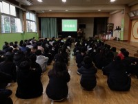 真剣に話を聞く様子