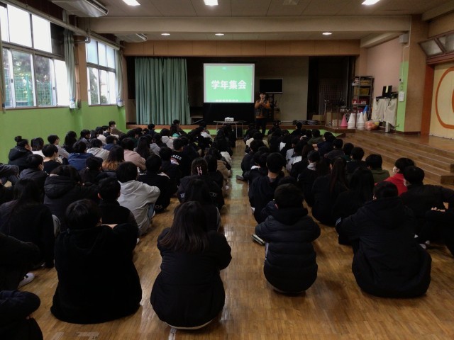 真剣に話を聞く様子