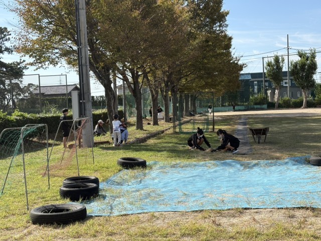 生徒も大人も手分けして作業を進めます