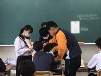 緑の羽根募金の様子