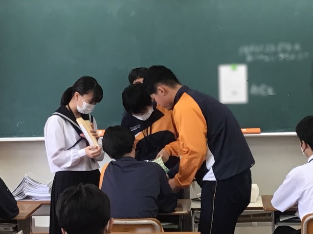 緑の羽根募金の様子